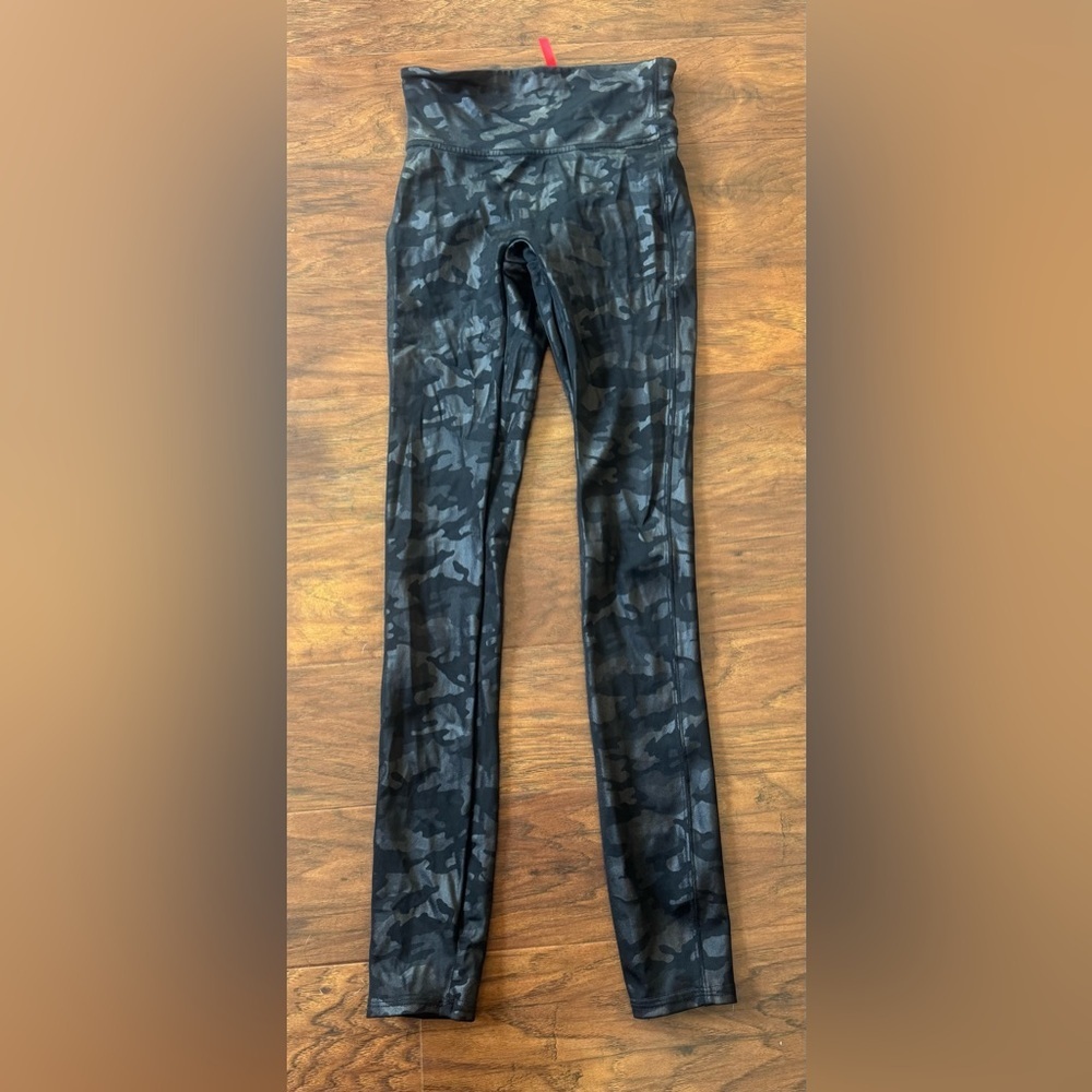 Spanx Faux Leather Camo Leggings Sporty Gorp Rock Streetwear Shaping Size XS